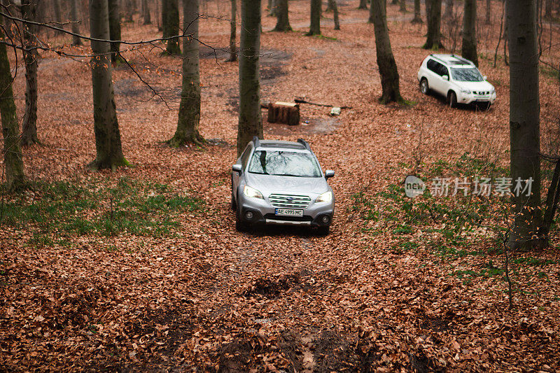 利沃夫，乌克兰- 2020年1月19日:越野汽车在秋天的森林小径上旅行